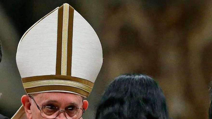 Francisco, con una devota, ayer, durante el ofertorio de la misa.