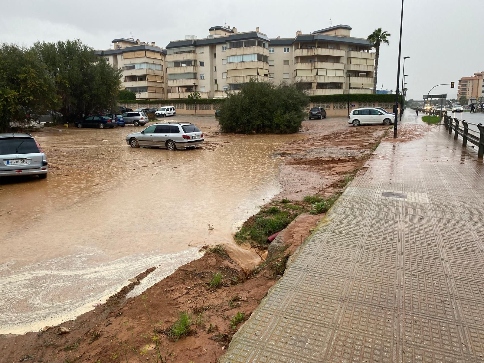 Aparcamiento disuasorio junto a la avenida de la Paz a las 16 horas.