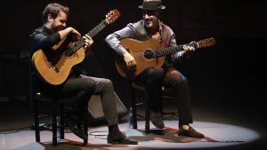 Los guitarristas Rycardo Moreno (d) y Dani de Morón (i) en Alzapúa II, estrenado este sábado en el Baluarte de Pamplona en el festival Flamenco On Fire.