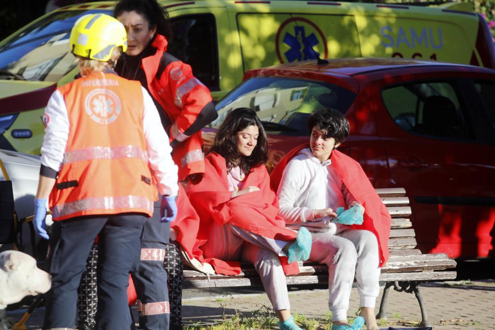 Un intoxicado y 30 desalojados por un incendio en un piso en Palma