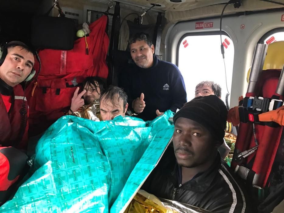 Rescatados 12 tripulantes de un pesquero hundido al norte de Luarca