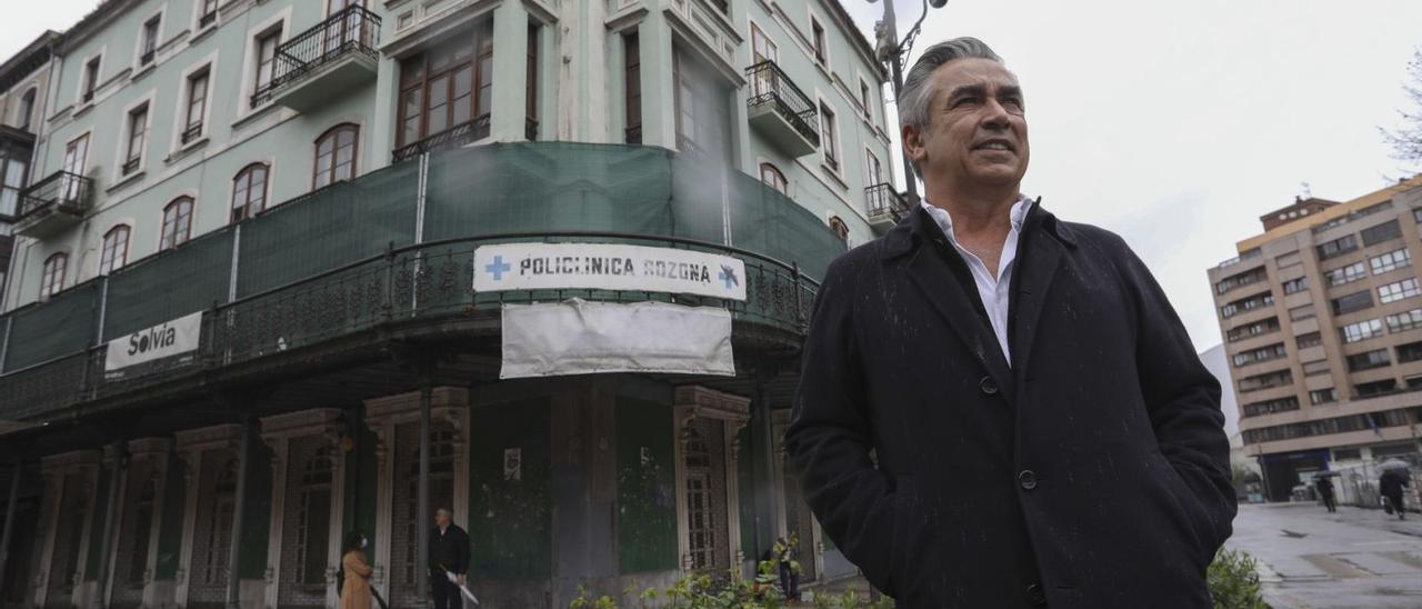 Marcelino Álvarez González, ayer, ante el Café Colón. | Ricardo Solís