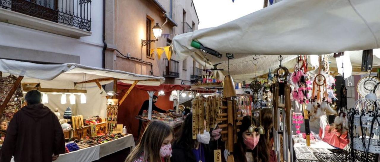 Puestos de la Fireta de Sant Antoni abiertos en la tarde de ayer. | JUANI RUZ