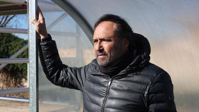 Alfredo Santaelena, ayer, en el banquillo del campo Municipal de Villaviciosa de Odón. |  // MARÍA MARTÍN / DUX INTERNACIONAL