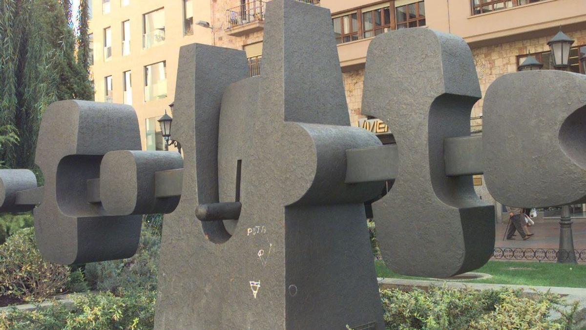 FEBRERO 1999 , ESTATUA DE COOMONTE UBICADA EN LA PLAZA DE CASTIOLLA Y LEON FRENTE A HACIENDA