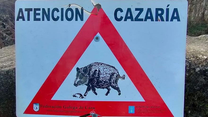 Cartel informativo de una batida de jabalí ayer en la zona compostelana de Os Vilares. | M. G. P.