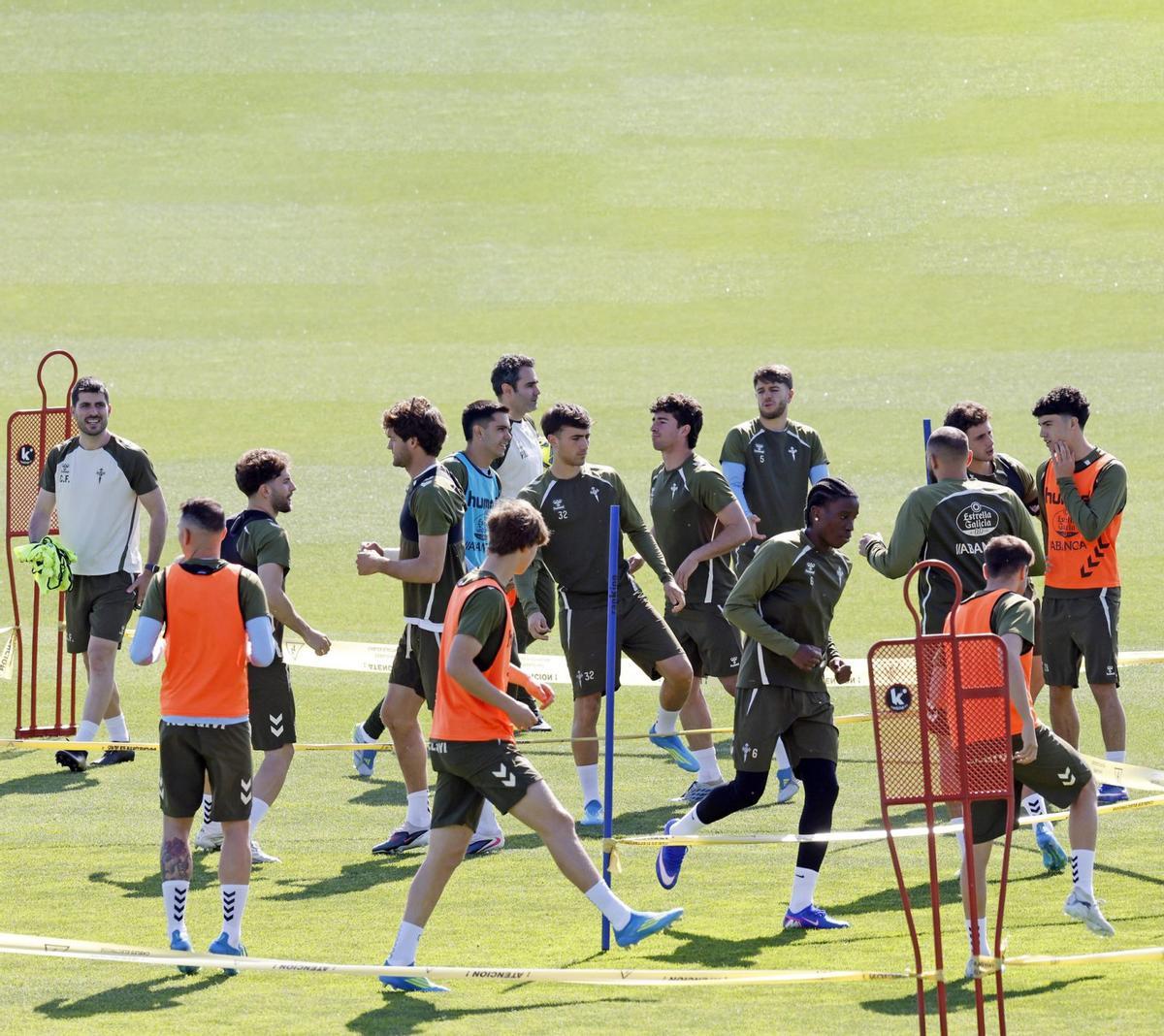 Una imagen del inicio del entrenamiento celebrado ayer por el Celta en la ciudad deportiva.
