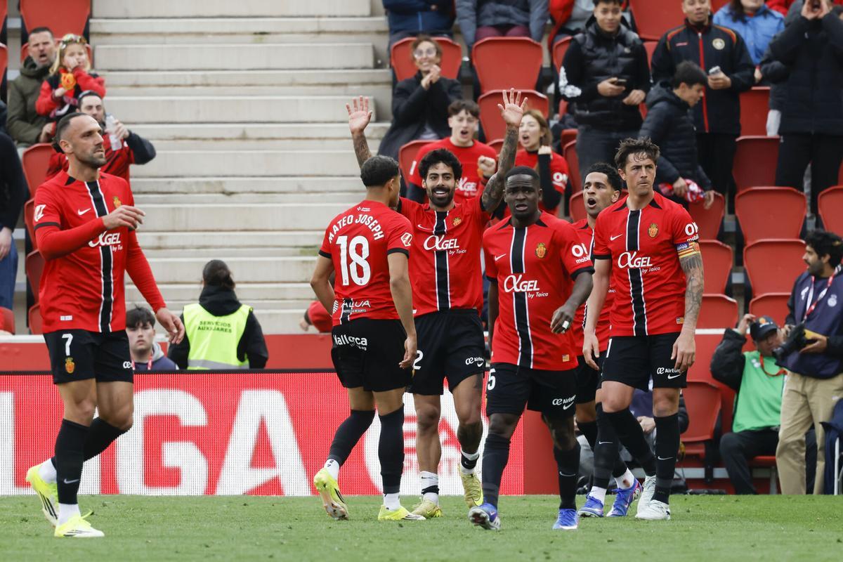 Samu Costa saluda al público tras marcar el 2-1 que le dio el triunfo al Mallorca