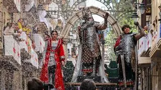 Los políticos valencianos, emocionados en los 'Moros i Cristians' d'Alcoi