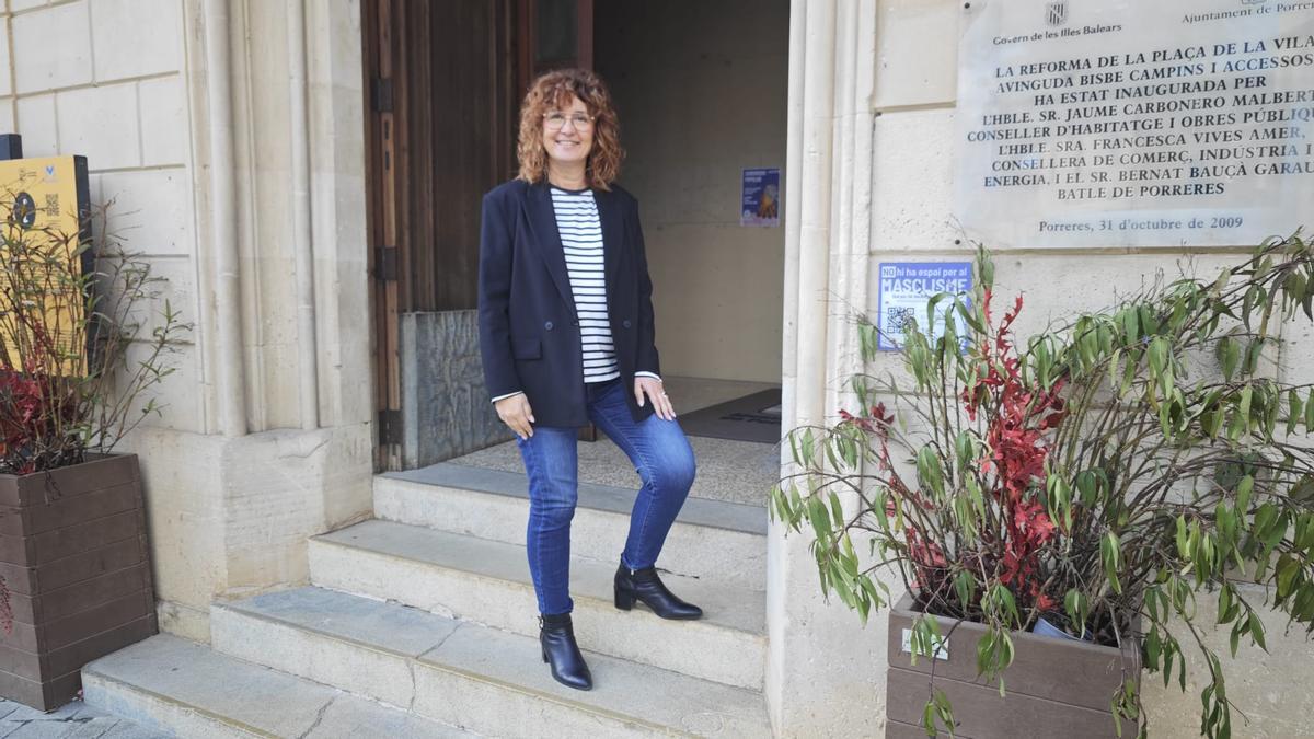 Xisca Mora, en la entrada del Ayuntamiento de Porreres.