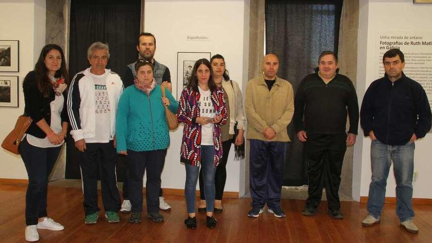 Lara Roríguez, en el centro, recibió a usuarios de Morea en la exposición de fotografías de Anderson.