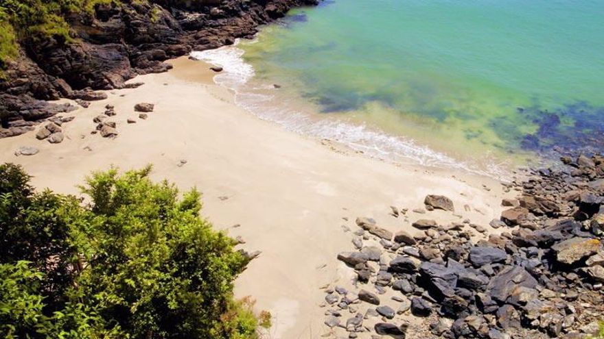 Arena blanca y aguas turquesa, así es la cala de Galicia que National Geographic te obliga a visitar este verano