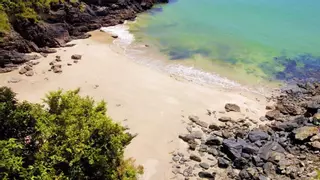 Arena blanca y aguas turquesa, así es la cala de Galicia que National Geographic te obliga a visitar este verano