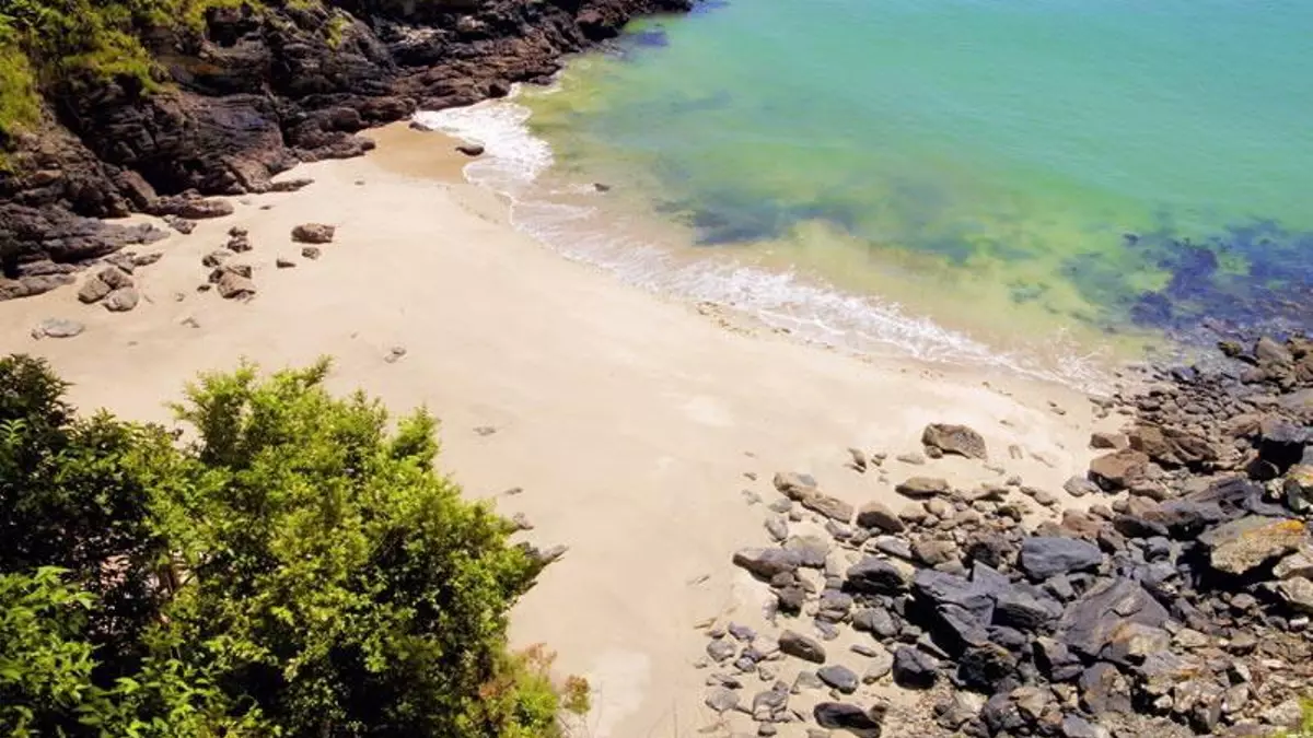 Arena blanca y aguas turquesa, así es la cala de Galicia que National Geographic te obliga a visitar este verano