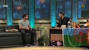 El actor Mario Casas y el presentador de La Revuelta, David Broncano, en el programa del jueves 7 de noviembre de 2024 en Televisión Española