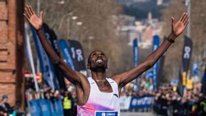 Deriba i Chelimo fan miques el rècord de la Marató de Barcelona