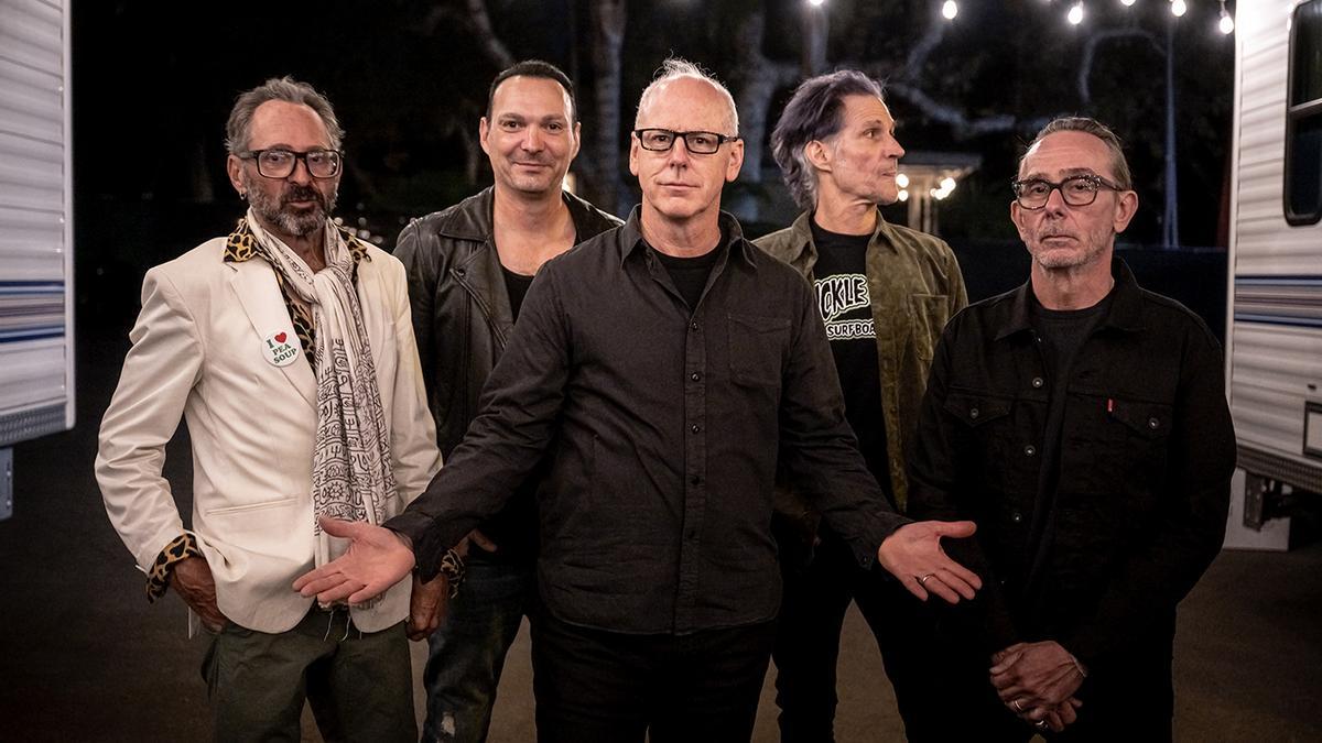 La formación actual de Bad Religion (Jay Bentley, segundo por la derecha)