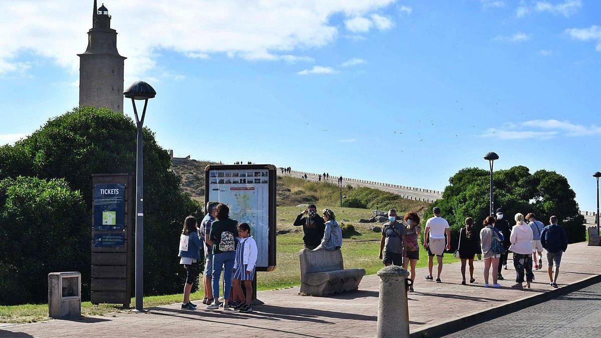 Turistas, en julio, en el entorno de la Torre de Hércules.