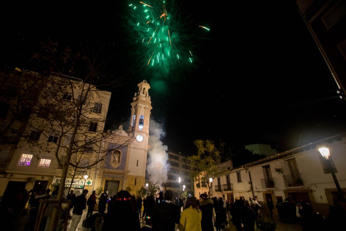 La entidad vecinal lanza un ramillete de fuegos artificiales.