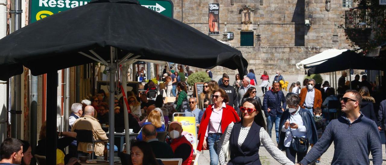 Ambiente en agosto en la Rúa Real de Cambados, a continuación de la plaza de Fefiñáns. |   // IÑAKI ABELLA