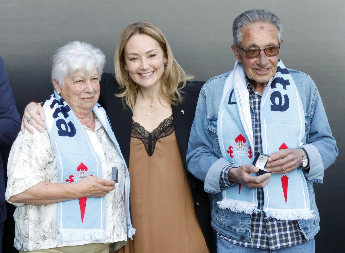 Manuel Carlos Pose y Carmen Docampo, matrimonio que cumple sesenta años de casados y cincuenta como socios, con la presidenta.