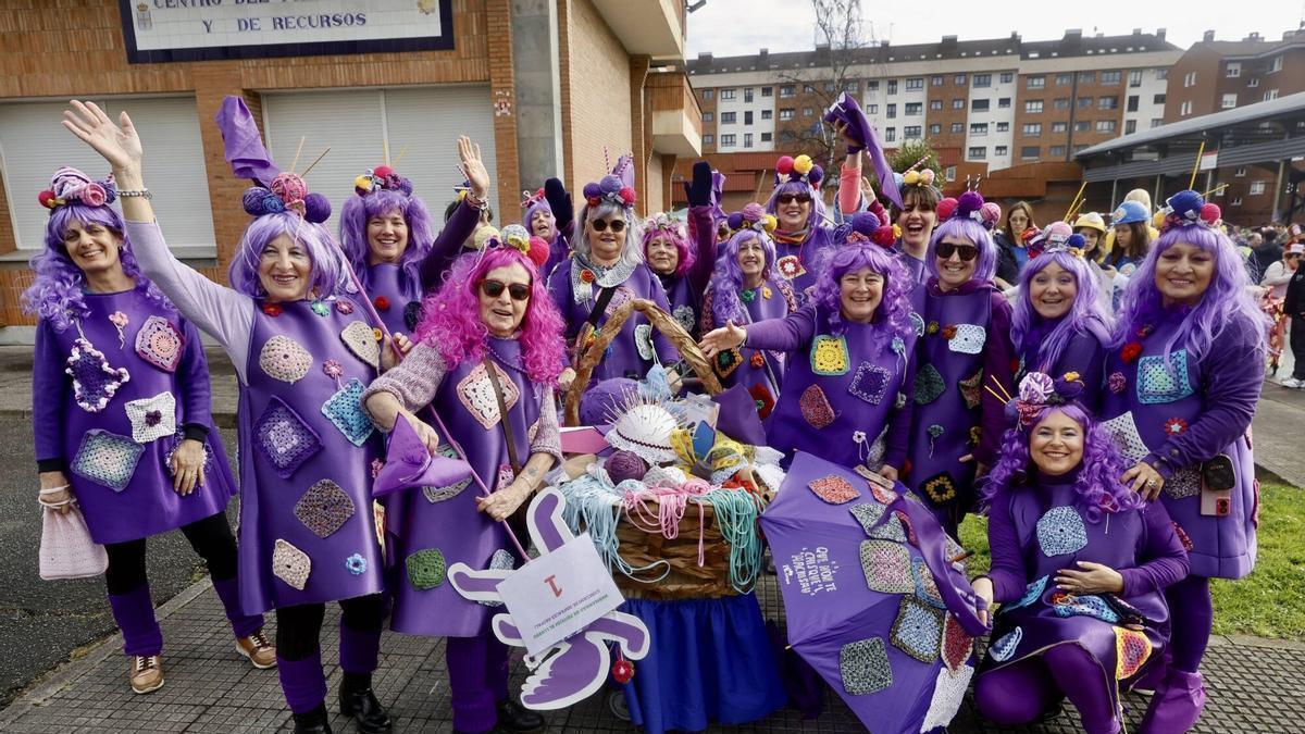 VÍDEO: La Hermanad Lloreu vuelve al carnaval por todo lo alto tras una década sin desfilar por La Calzada: “Cosas así hacen barrio”