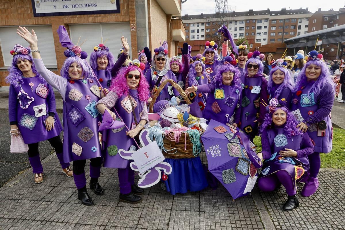 EN IMÁGENES: La Hermandad de festejos de El Lloreu cierra por todo lo alto el Antroxu en la zona oeste de Gijón en su regreso tras más de una década