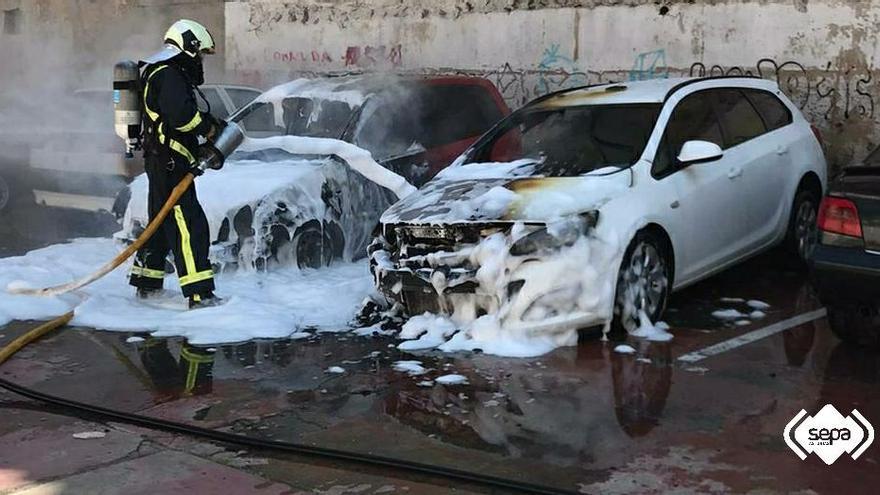 Dos vehículos calcinados en un incendio desatado en el aparcamiento del Ayuntamiento de San Martín
