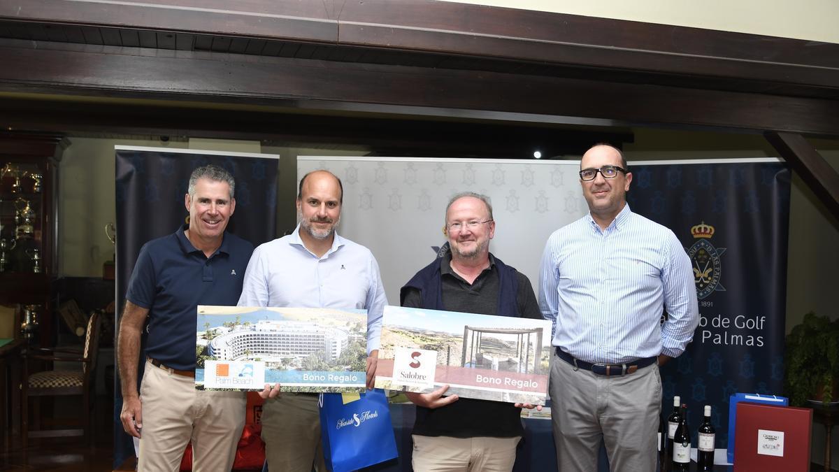 La pareja formada por Jorge Cisneros y Narciso Serratosa –en el centro de la imagen– reciben su premio por la victoria.