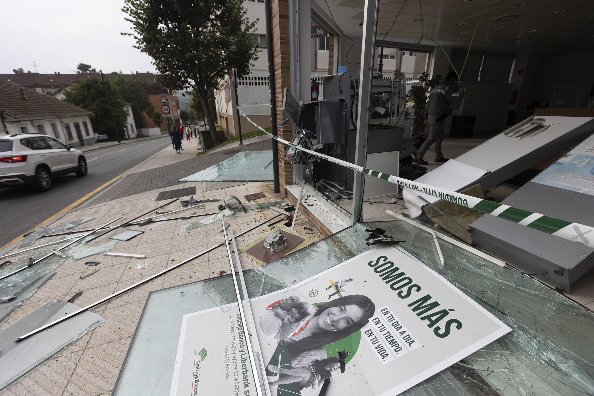 Unos ladrones revientan con explosivos un cajero automático en Oviedo