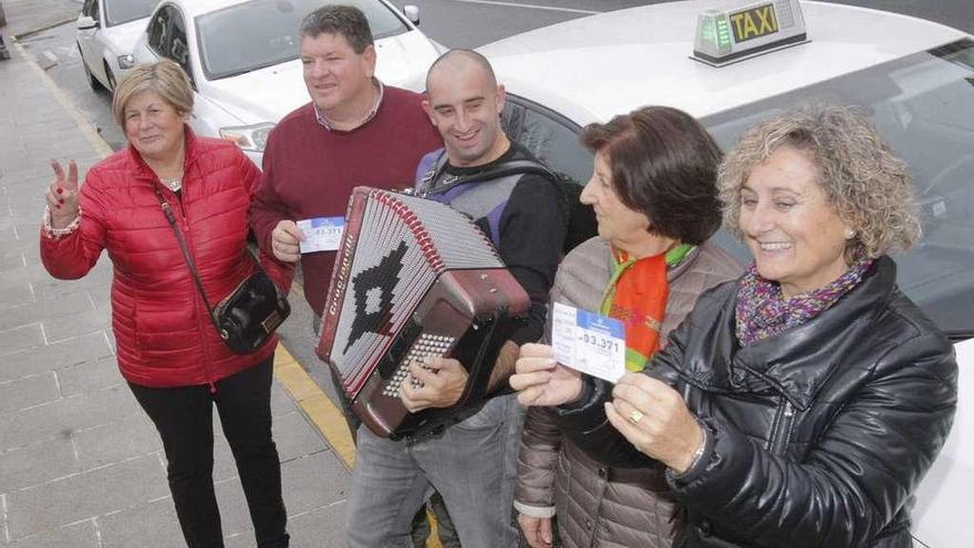 En Bertamiráns distribuyeron suerte los taxistas de la localidad. En la imagen, una vecina posa con cuatro de los conductores, Manolo, Andrés, Carmen y Lita, que repartieron el quinto premio. // Xoán Álvarez