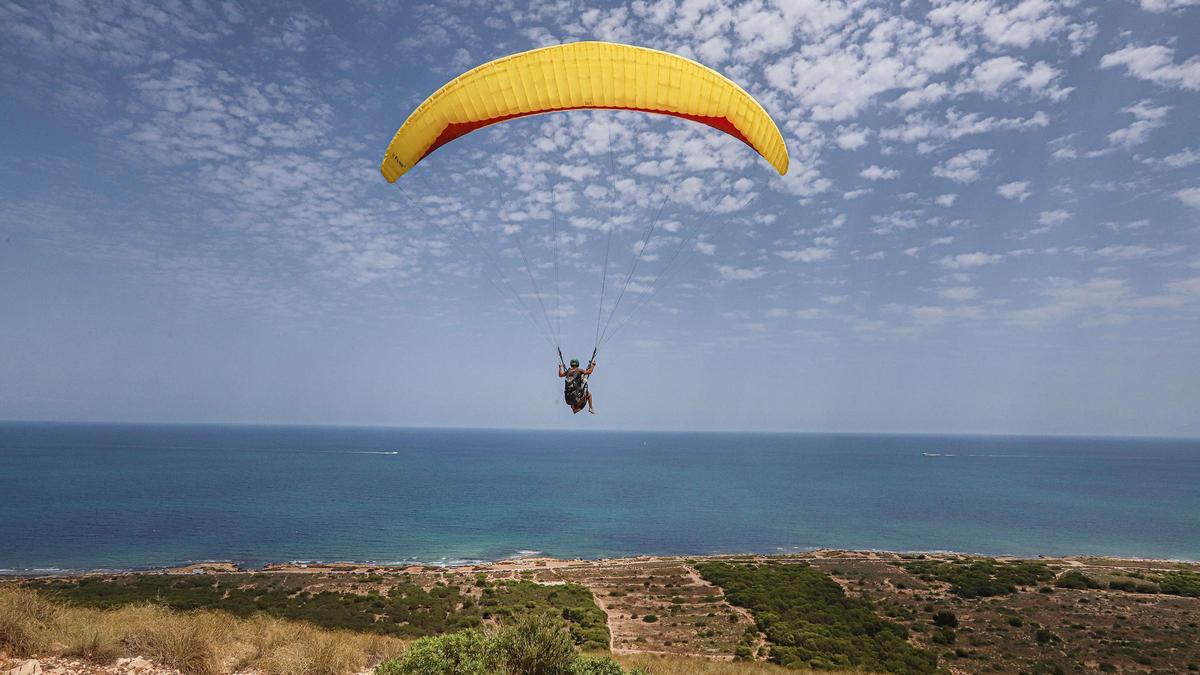 Parapente en el Cabo de Santa Pola, en imagen de archivo