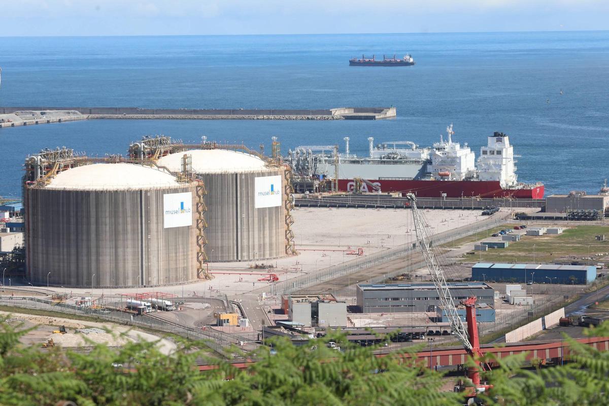 Primera operación de carga de la regasificadora, con un buque metanero atracado en el muelle.