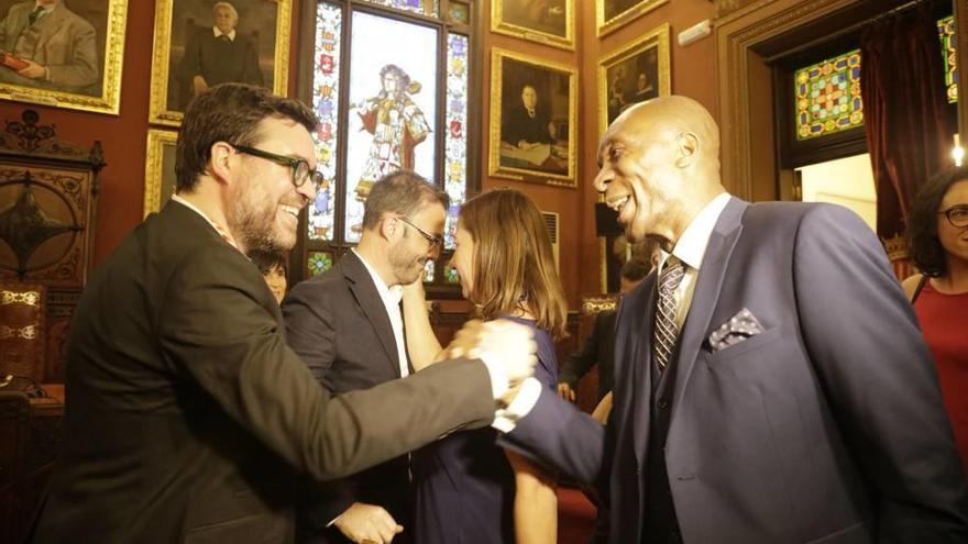 Antoni Noguera recibe felicitaciones mientras Armengol dedica una palabras al alcalde saliente, José Hila.