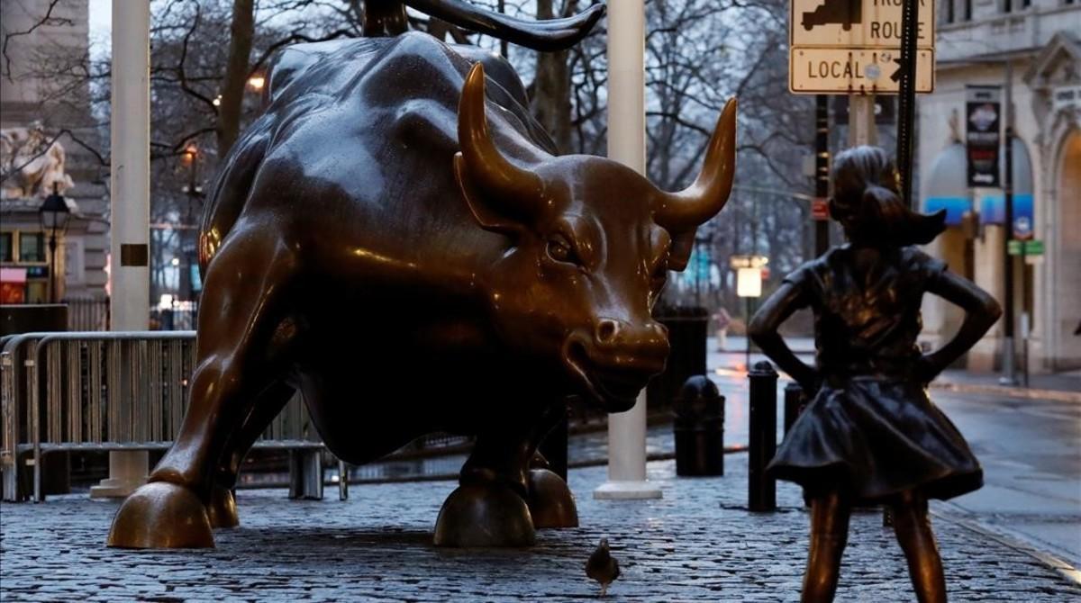 Estatua de una niña frente al Toro de Wall Street para reclamar la presencia de las mujeres en el distrito financiero de Nueva York. 