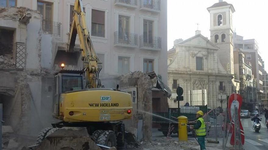 Derribo de un edificio protegido tras su declaración de ruina en la calle Riquelme.