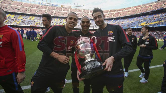 El FC Barcelona ofrece las cinco Copas del Rey a la afición en el Camp Nou