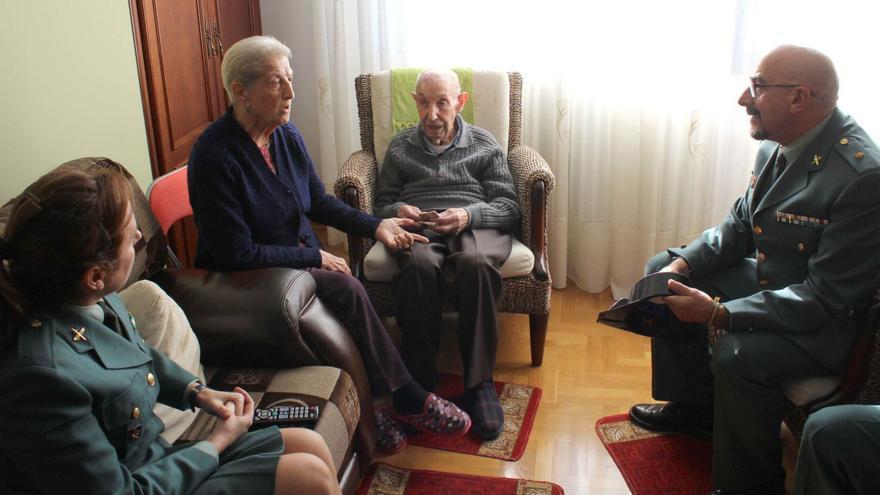 José Arias, sentado en el centro junto a su esposa, María Virginia Berros, junto a los agentes de Gijón. | G. C.