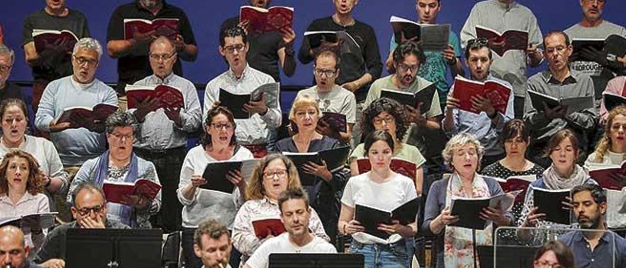 Un ensayo de la coral universitaria.