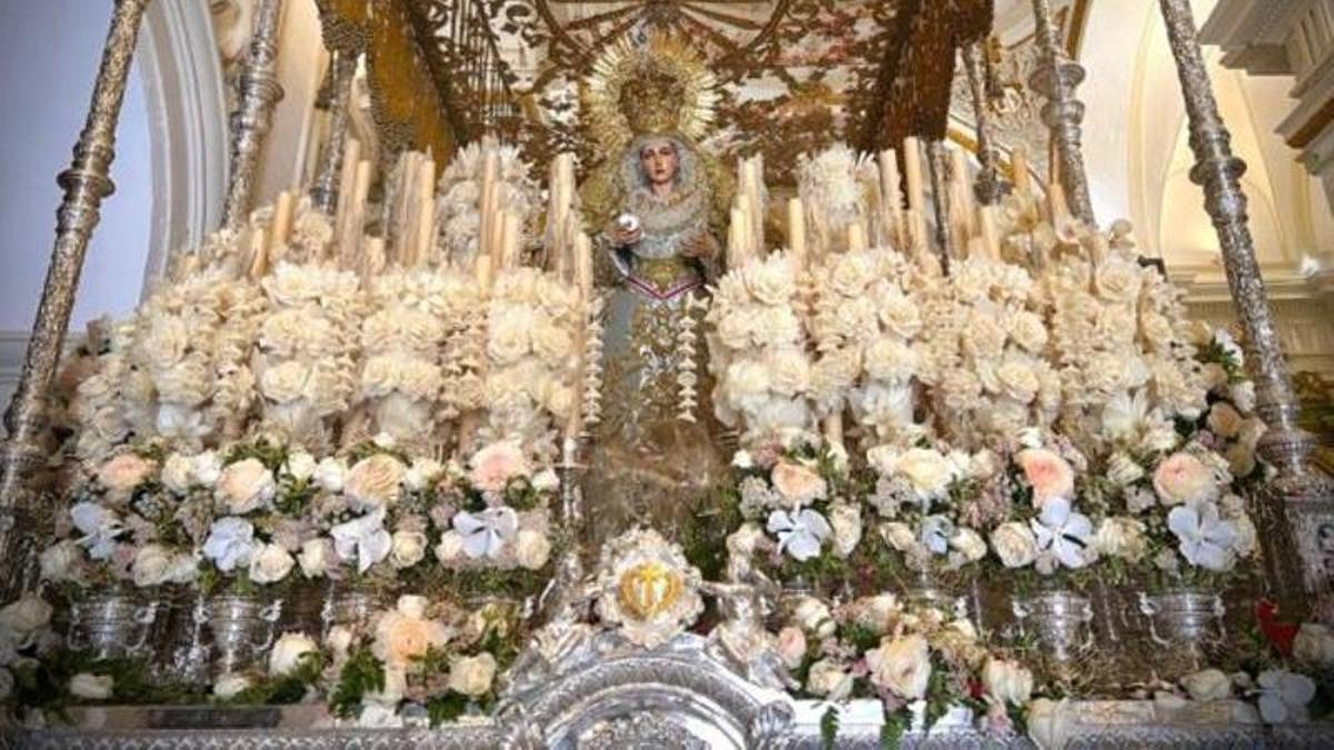 Imagen del trono de la Virgen de la Victoria de Archidona