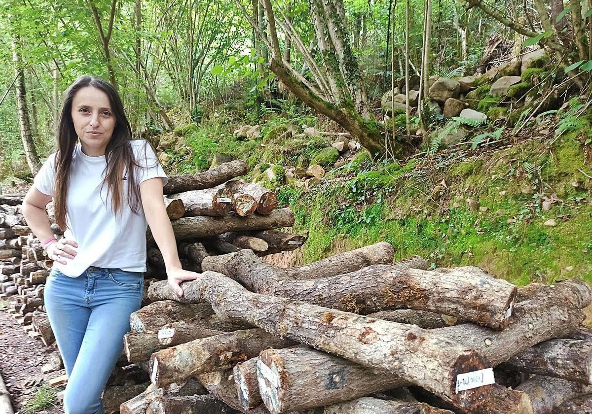 Sandra Tronco con unos maderos con seta shiitake en El Bondéu.