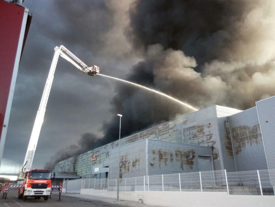 Un incendio devora una fábrica de plásticos en Olleria