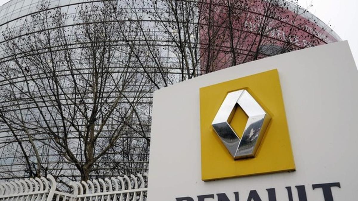 El logo de Renault en la sede central del grupo en París.