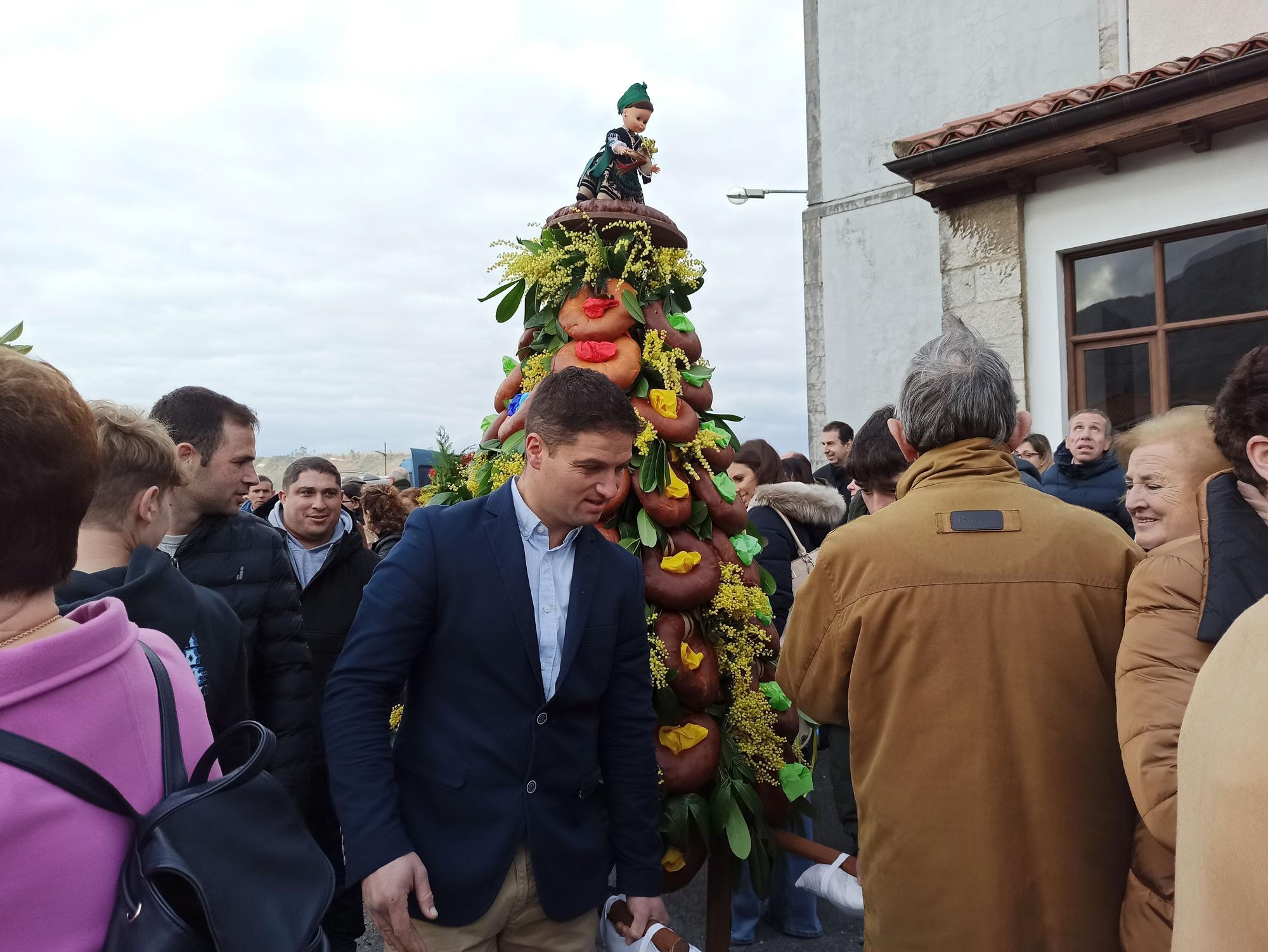 En Posada de Llanes, los panes del ramu vuelan por La Candelaria: "Hay que andar rápido"