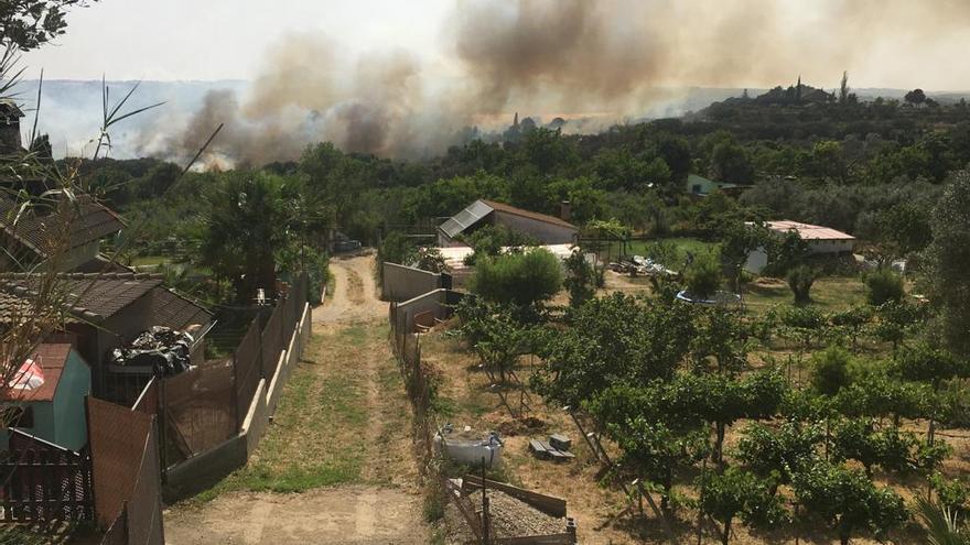 Desalojado el núcleo de Burceat y unas viviendas y el club de tenis de Barbastro a causa de un incendio forestal