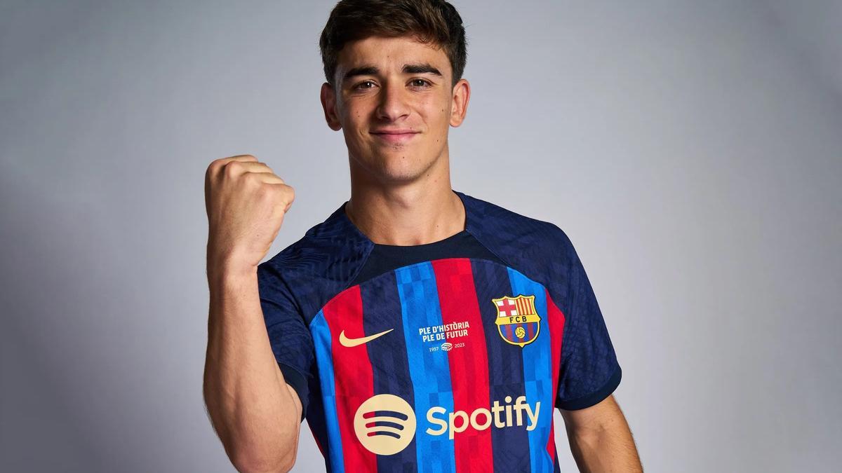 Gavi posa con la camiseta especial que usará el Barça para despedirse del Camp Nou.