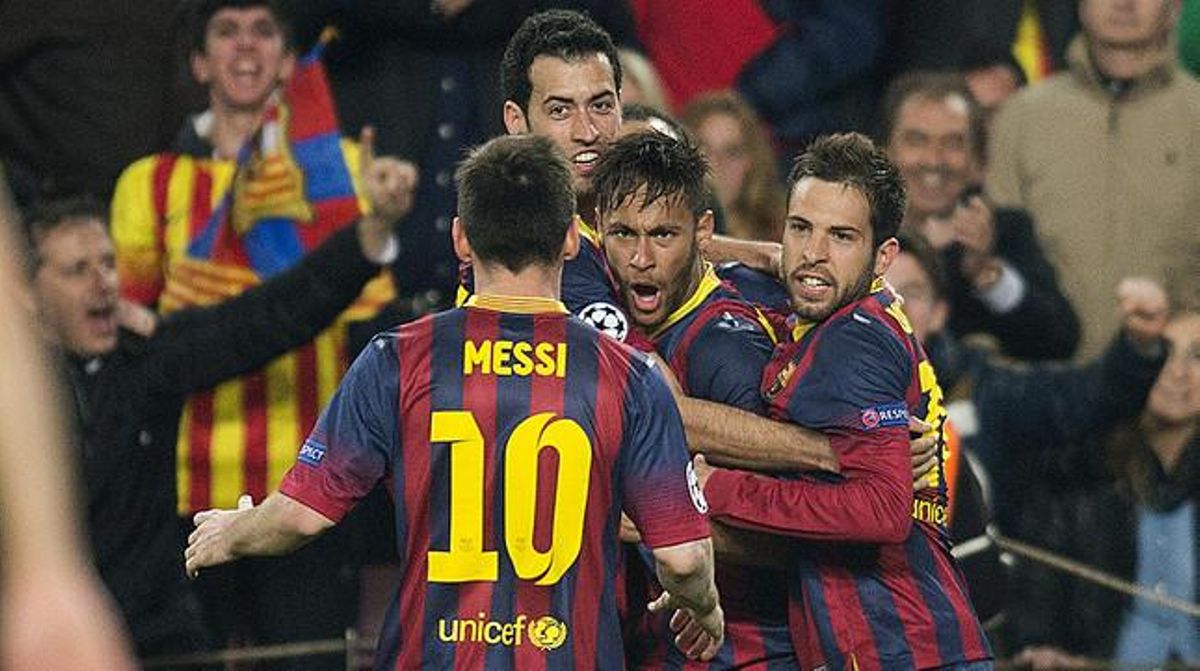 Els jugadors del Barça feliciten Neymar després d’empatar amb l’Atlètic en l’anada de quarts de la Champions.