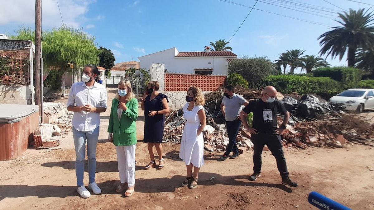 Bravo visitó ayer la zona afectada junto al edil vinarocense Marc Albella y la alcaldesa de Càlig, Ernestina Borrás.