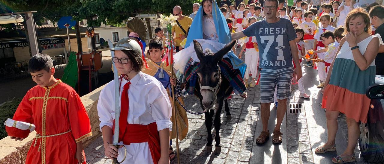 Como es habitual en la recreación, tras los personajes de José, María y el niño Jesús han desfilado varias decenas de menores.