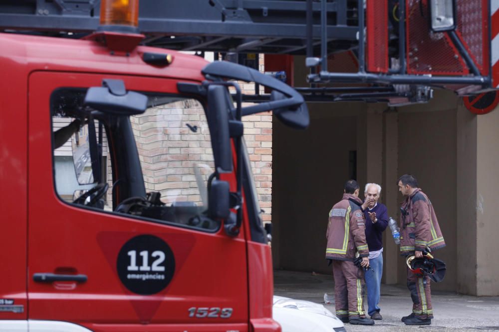 Desallotgen un bloc de pisos de Sant Narcís per un incendi